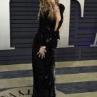 El negro tambi&eacute;n fue el color elegido por Miley Cirus. El espectacular vestido de lentejuelas por la cantante solo se permit&iacute;a un exceso: el escote hasta la cintura.