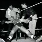 1960: Durante un combate de boxeo