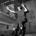 1961: Ensayando sobre un trapecio antes de una gala del sindicato de los artistas franceses