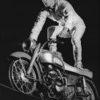 1963: Jean-Paul Belmondo, subido a una moto alzada sobre un cable en un evento benéfico.