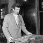 1965: Fumando y jugando al pinball en un bar francés.