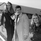 1968: Junto a Ursula Andress y Catherine Deneuve, en el aeropuerto de Orly.