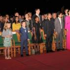 Shiloh, Vivienne, Knox, Zahara, Pax y Maddox Jolie-Pitt junto a Angelina Jolie y la ministra camboyana de Cultura, Phoeung Sackona.
