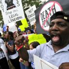 Manifestantes protestan en una foto de archivo del 21 de septiembre del 2011, contra la pena de muerte en una marcha por el caso de Troy Davis en Jackson, Georgia. Davis fue ejecutado el año pasado por el homicidio de un policía en 1991. Estad...
