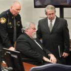 El abogado defensor Lawrence J. Whitney, derecha, acompaña a su cliente Richard Beasley, centro, después de que el jurado recomendó la pena de muerte en una corte de Akron, Ohio, el miércoles 20 de marzo de 2013. Beasley, un autoproclamado p...