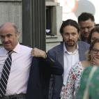 El l&iacute;der de Podemos, Pablo Iglesias, y el ministro de Econom&iacute;a, Luis de Guindos, a su llegada esta ma&ntilde;ana al Congreso.