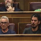 Los diputados de Podemos Diego Ca&ntilde;amero y Alberto Rodr&iacute;guez, entre otros.