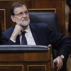Rajoy escucha la intervenci&oacute;n de la portavoz de Unidos Podemos, Irene Montero.