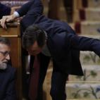 Rajoy conversa con el portavoz parlamentario del PP, Rafael Hernando.