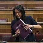 La portavoz del Grupo Parlementario de Unidos Podemos, Irene Montero, a su llegada esta ma&ntilde;ana al Congreso de los Diputados con el texto de la moci&oacute;n.