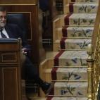 Rajoy escucha el discurso de Irene Montero.