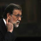 Rajoy gesticula durante su respuesta a Montero.
