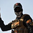 Un soldado iraquí hace el signo de la victoria durante la operación para conquistar Mosul. Las fuerzas iraquíes han logrado recuperar el pasado lunes 24 el control de la zona de Al Rutba, 285 kilómetros al oeste de Ramadi, capital de la prov...