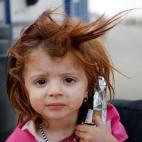 Una niña iraquí, tras ser llevada a una zona alejada de Mosul. Evacuar a los civiles es una de las prioridades de la misión, ya que el Estado Islámico sigue usándolos como escudos humanos. Los yihadistas los fuerzan a ubicarse en lugares do...