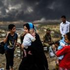 Familias que han tenido que ser evacuadas por la ofensiva en Mosul. Más de 7.000 personas han dejado ya sus hogares como resultado de la ofensiva militar para liberar la ciudad de Mosul del control del grupo terrorista Estado Islámico, según ...