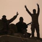 Soldados iraquíes hacen el signo de la victoria tras avanzar en su ofensiva hacia Mosul. Según declaró el primer ministro iraquí, Haider al Abadi, la ofensiva militar sobre Mosul, en manos del Estado Islámico, va más rápido de lo previsto...