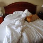 ¡Cuidado! Ésta puede convertirse en la excusa perfecta para dejar la habitación revuelta y con la cama sin hacer. Según la británica Universidad de Kingston, los ácaros tienden a multiplicarse en entornos más húmedos, como entre las sáb...