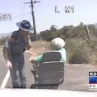 Anciana perdida en una silla motorizada es escoltada por la policía para regresar a casa -- a 6 MPH.