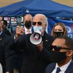 Biden, meg&aacute;fono en mano, para dirigirse a su p&uacute;blico despu&eacute;s de votar