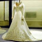 Pertegaz diseñó con total libertad el diseño que lució la reina Letizia en su boda: un vestido de color blanco que se confeccionó en seda natural.