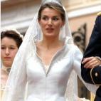 Como ya había adelantado el propio diseñador, el escote del vestido de novia de Letizia Ortiz fue modesto: en pico y forma de corola.