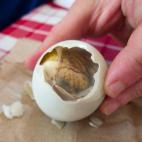 El huevo de pato se incuba en Filipinas hasta que al feto le salen pico y plumas. Y entonces se cuece vivo. Los huesos otorgan a este plato una textura crujiente y única. FOTO: Charles Haynes/Flickr
