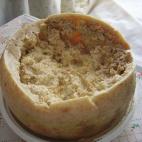 Elaborado en Cerdeña, es un queso infestado de larvas vivas que se introducen manualmente una a una, aumentando el nivel de la fermentación láctea y otorgándole un sabor único. Eso sí, las larvas están vivas, así que es importante mastic...