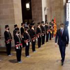 Los dos presidentes pasan revista a una guardia de honor de los Mossos d'Esquadra, la policía autonómica catalana.