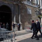 Sánchez ha llegado a la puerta del Palau de la Generalitat a las 15.00 y ha sido recibido por un Mosso d'Esquadra.