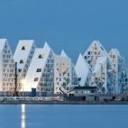The Iceberg / CEBRA + JDS + SeARCH + Louis Paillard Architects (Dinamarca): "El iceberg es uno de los primeros proyectos del área que, una vez completada, alojará a 7.000 habitantes y proporcionará 12.000 puestos de trabajo. Su extensión tot...