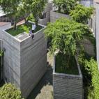 House for Trees / Vo Trong Nghia Architects (Vietnam): "El objetivo del proyecto es traer espacios verdes a la ciudad, acomodando la elevada densidad de población junto con grandes árboles tropicales. Las cinco cajas de hormigón están diseñ...