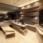 Shun Shoku Lounge by Guranavi / Kengo Kuma & Associates (Japón): "Hemos apilado piezas de paneles de madera para construir el interior como topografía. Por el suelo de madera se distribuyen diversos tipos de artículos relacionados con la alim...