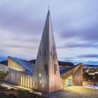 Community Church Knarvik / Reiulf Ramstad Arkitekter (Noruega): "La nueva iglesia comunitaria en Knarvik, situada en la pintoresca costa oeste de Noruega al norte de Bergen, está construida en un lugar privilegiado con vistas al paisaje cultura...