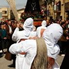 Penitentes se azotan la espalda durante una procesión de la hermandad de "Los Picaos en La Rioja.