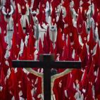 Penitentes toman parte en la "Procesión del Silencio" por la hermandad "Cristo de las Injurias" en Zamora.