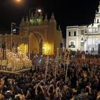 La salida a medianoche de la cruz de guía de la hermandad de la Virgen de la Macarena a las puertas de su Basílica abrió oficialmente la celebración de la Madrugá sevillana, una noche con seis cofradías recorriendo el centro de la ciudad.
