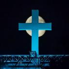 La luna tras una cruz gigante en lo alto del escenario del 'Congreso de la Iglesia Protestante' en Stuttgart, Alemania. Más de 100.000 protestantes de todo Alemania se reúnen allí para debatir, cantar y rezar.