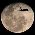 Un avión que despega desde Rio de Janeiro, Brasil, vuela frente a la luna.