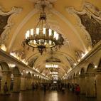 Esta imagen digna de un palacio barroco es la de una de las principales estaciones del metro de Moscú. Su decoración se remonta al año 1950. Los murales de mosaicos, que brillan bajo la luz de las lámparas, homenajean a distintos dirigentes ...