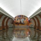 Las calles de Moscú son una de las más importantes muestras de arte que atesora Occidente y eso incluye algunas de sus estaciones de metro. La de Parque Pobedy es la más profunda de Moscú y la segunda del mundo a 84 metros bajo tierra. Está...