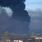 Humo negro saliendo de un aeropuerto militar en Chuguev