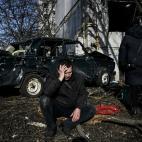 Un hombre tras un bombardeo en la ciudad de Chuguev