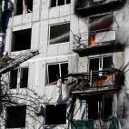 Los bomberos extinguen un fuego tras bombardeos en la ciudad ucraniana de Chuguev