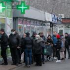 Colas en una farmacia de Kiev