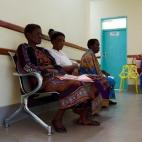 Mujeres esperando para una consulta de MSF en el Queen Elizabeth Central Hospital, Blantyre.
