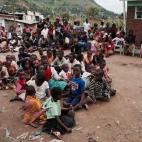 Niños escuchan una charla sobre salud en Blantyre.