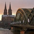 La rica cultura y el legado artístico se respiran en ciudades como Dusseldorf o Bonn, aunque, sin duda, la seña de identidad de esta región del norte alemán es Colonia y su imponente catedral de estilo gótico. Ver más de Renania del Norte ...