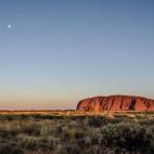 Para describir Ayers Rock, también conocido como Uluru, nos quedamos con las palabras de Naxos: “Uluru es de esos (pocos) sitios del mundo que, sencillamente, sobrepasa nuestra capacidad de comprenderlo de un solo vistazo. Su aspecto cambia s...