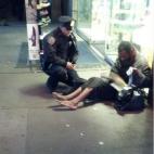 Un policía compró unas botas a un mendigo. Una mujer envió la imagen al departamento de policía de Nueva York, que la colgó en su  Facebook. Así se convirtió en viral, aunque la historia tiene segunda parte. Días después The New York Ti...