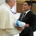 Maradona, evidentemente, no jugó en el Mundial, pero no dejó de dar titulares en él: cantó una canción, pegó a un periodista y se metió con Casillas (un par de veces, además). Ah, y también vio al Papa, pero un par de meses después.